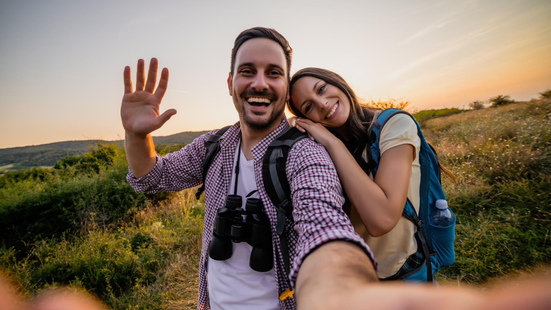 IFA Alpenhof Wildental in Mittelberg – Wanderndes Paar beim Selfie in der Natur | Wellnesshotel Kleinwalsertal