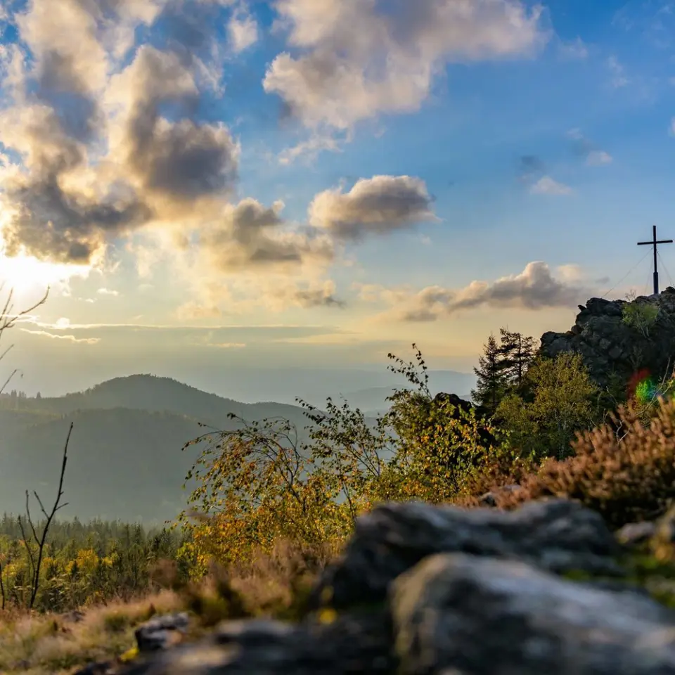 Wellnesshotel Randsbergerhof in Cham – Malerische Landschaft des Bayerischen Waldes bei Sonnenuntergang | Wellnesshotel Bayerischer Wald