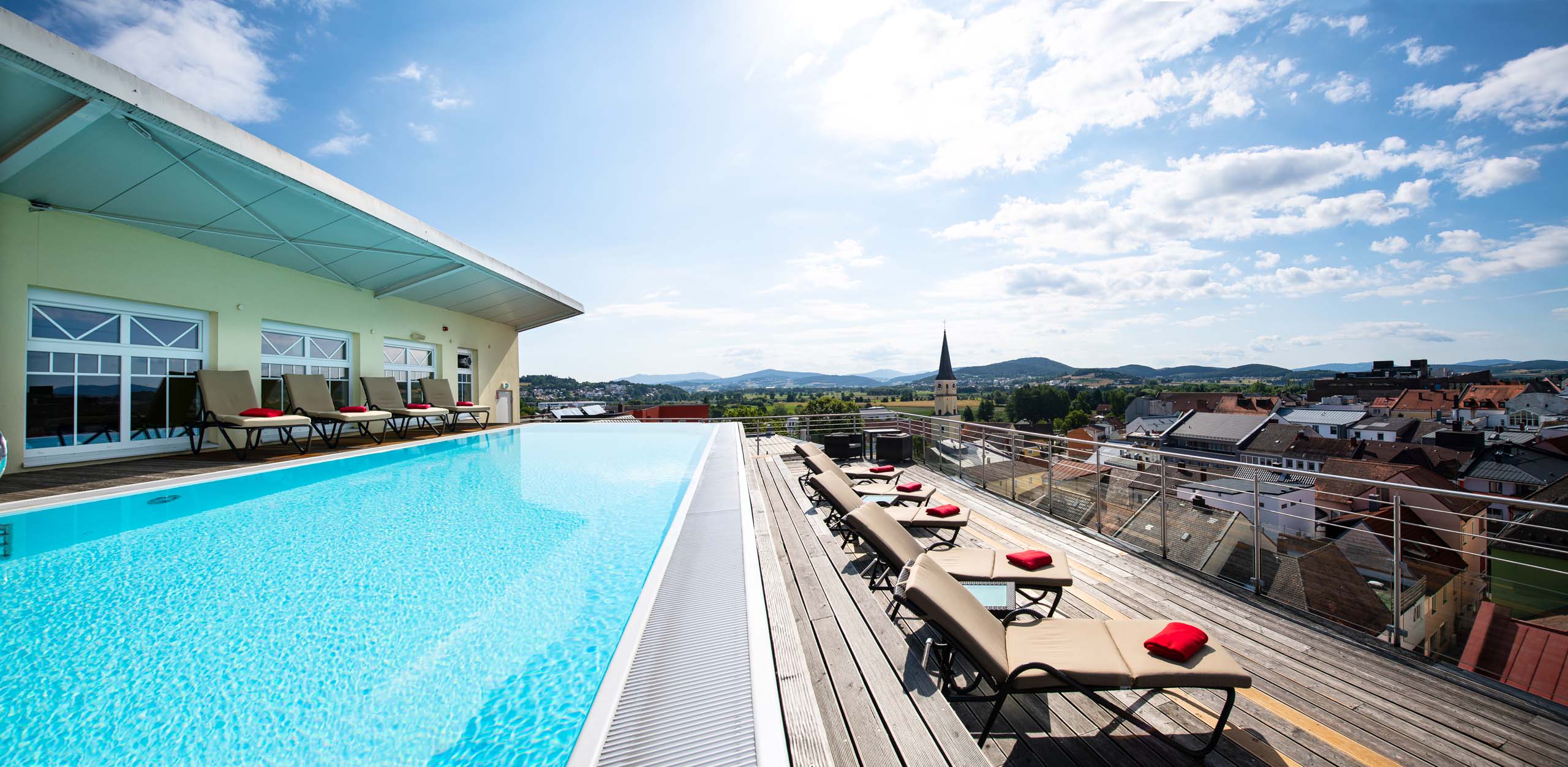 Wellnesshotel Randsbergerhof in Cham – Infinity-Dachpool mit Stadtblick und Liegebereich | Wellnesshotel Bayerischer Wald
