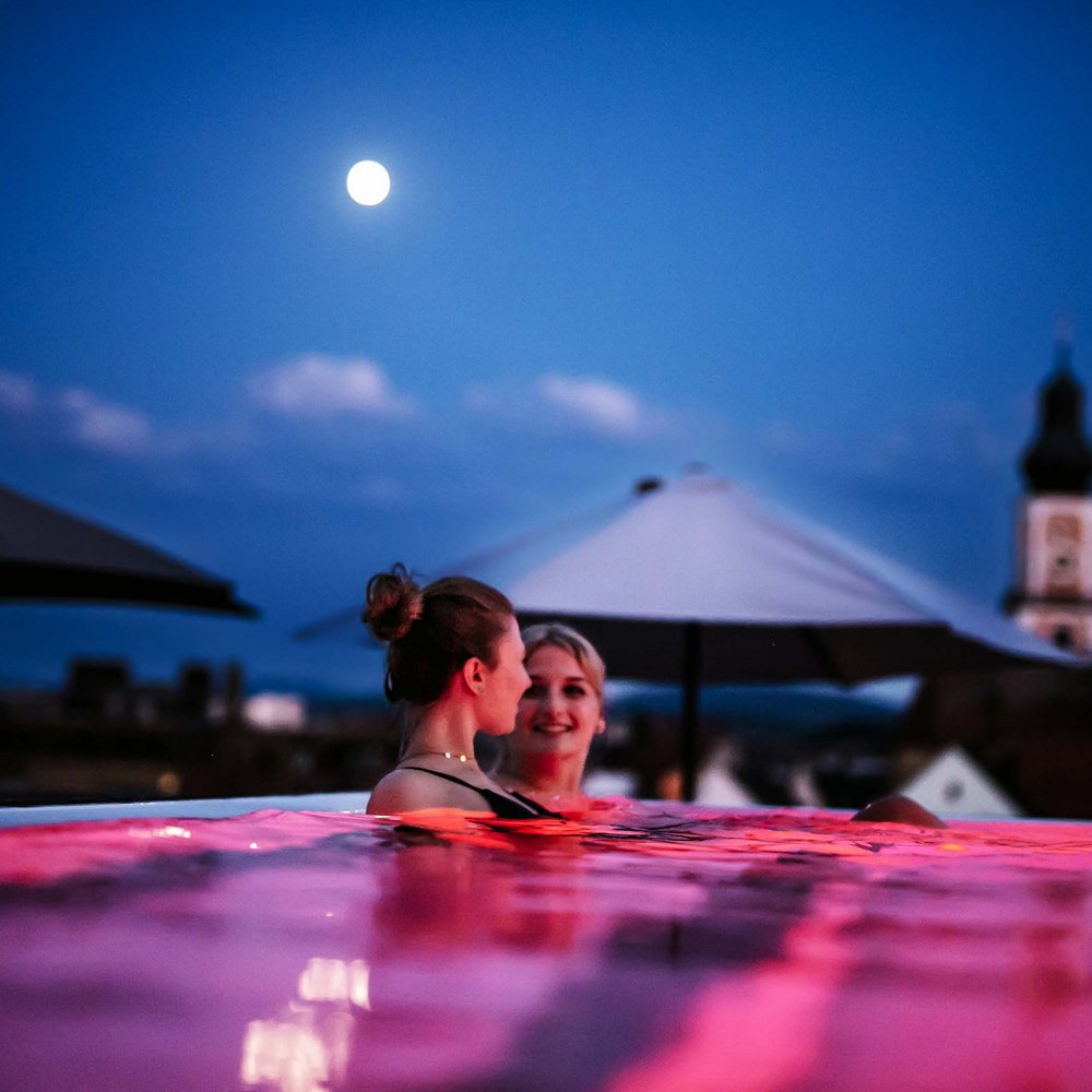 Wellnesshotel Randsbergerhof in Cham – Abendliches Schwimmen im beleuchteten Pool unter Vollmond | Wellnesshotel Bayerischer Wald