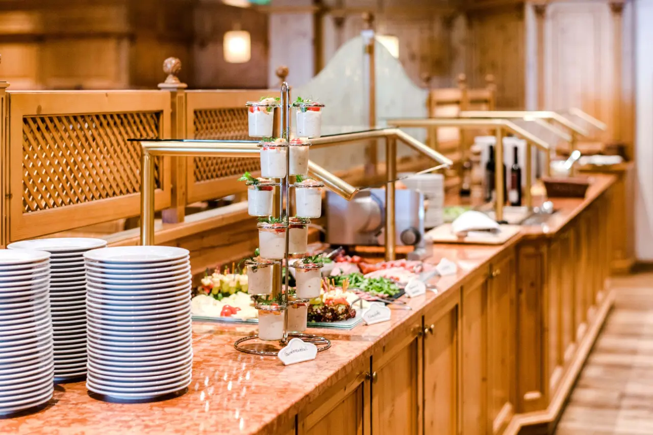 Reichhaltiges Frühstücksbuffet mit frischen Speisen und Vorspeisen im Restaurant des Wellnesshotel Randsbergerhof.