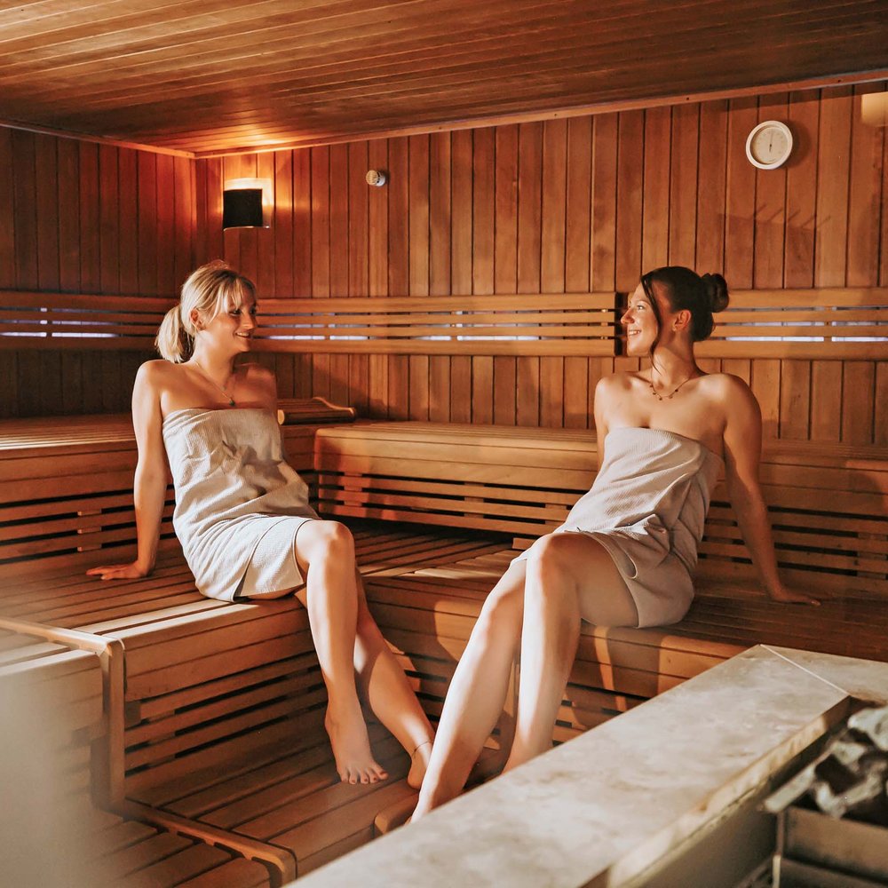 Wellnesshotel Randsbergerhof in Cham – Zwei Frauen entspannen in der finnischen Sauna | Wellnesshotel Bayerischer Wald