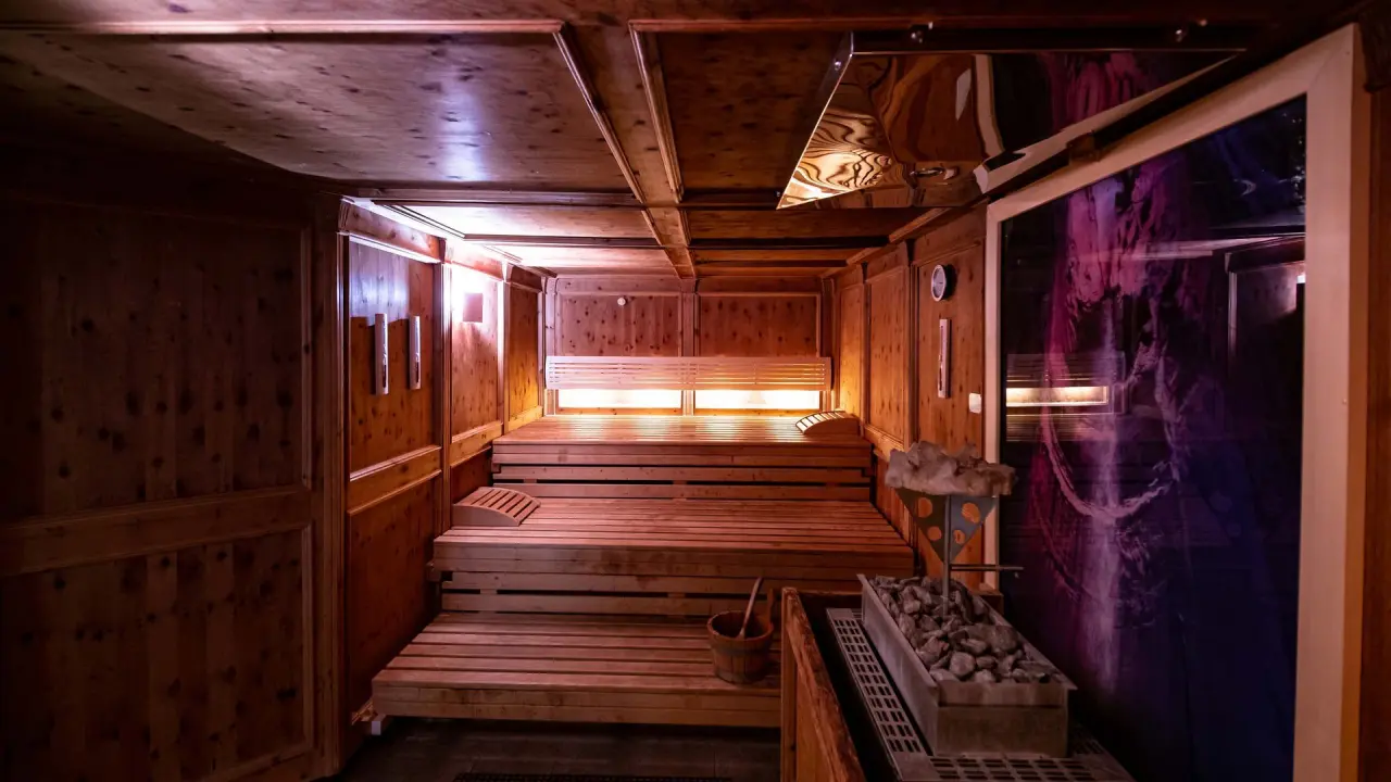 Moderne finnische Sauna mit Holzvertäfelung und stimmungsvoller Beleuchtung im Wellnesshotel Randsbergerhof.