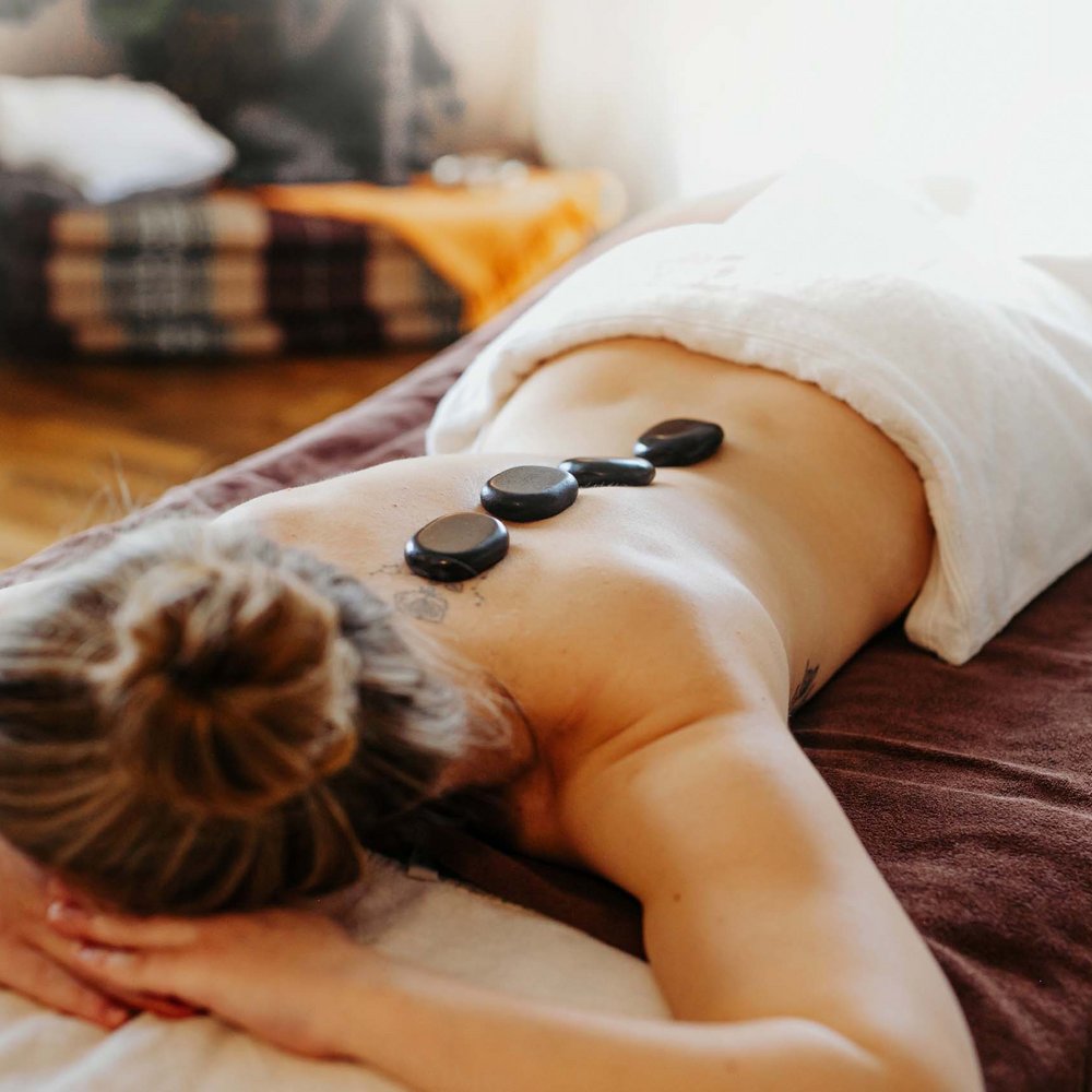 Wellnesshotel Randsbergerhof in Cham – Entspannende Hot Stone Massage im Spa-Bereich | Wellnesshotel Bayerischer Wald