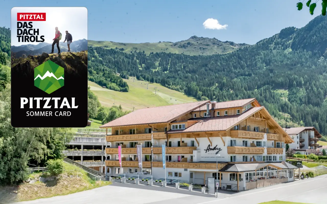 Hotel Andy in den Pitztaler Alpen mit traditioneller Holzarchitektur und Bergblick. Umgeben von grünen Wäldern und Bergen.