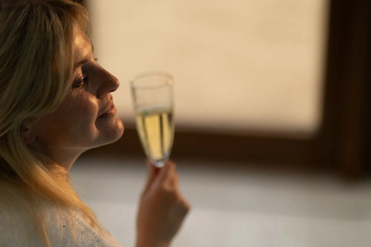 Frau genießt ein Glas Sekt in entspannter Atmosphäre im Hotel Im Krummbachtal.