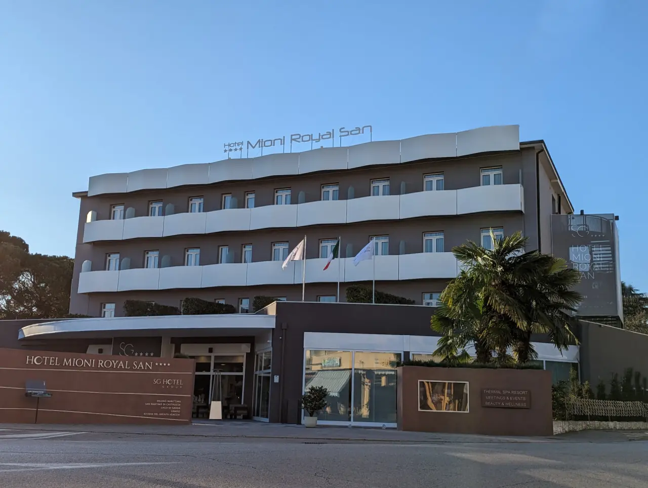 Hotel Mioni Royal San in Montegrotto Terme – Moderne Außenansicht der Hotelfassade | Wellnesshotel Venetien