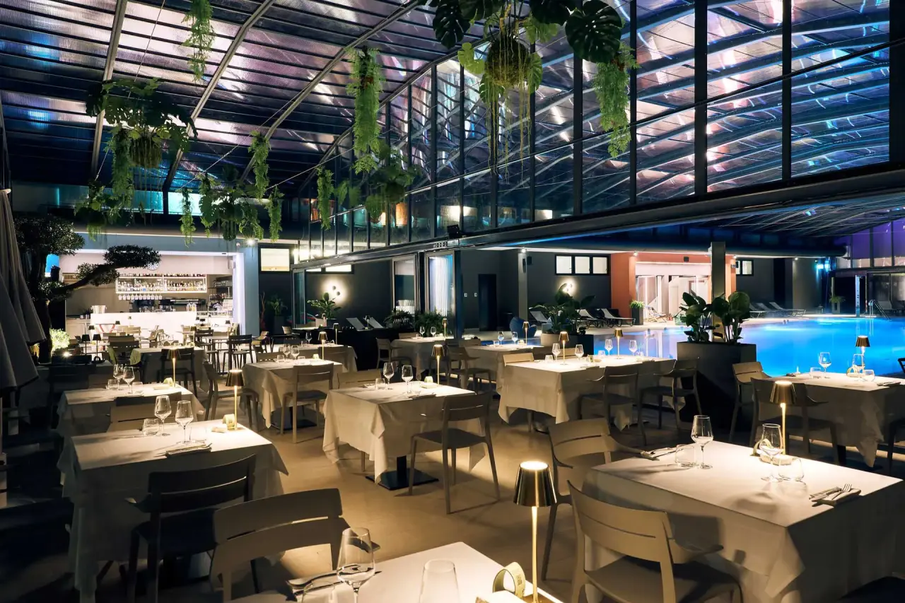 Hotel Mioni Royal San in Montegrotto Terme – Modernes Restaurant am beleuchteten Pool | Wellnesshotel Euganeische Hügel