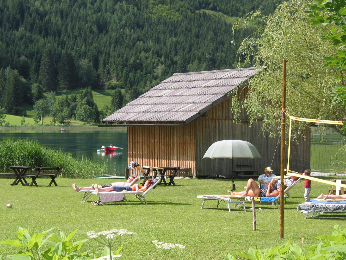 Ferienhof Neusacher Moser in Weissensee – Liegewiese mit Seezugang und Volleyballfeld | Wellnesshotel Kärnten