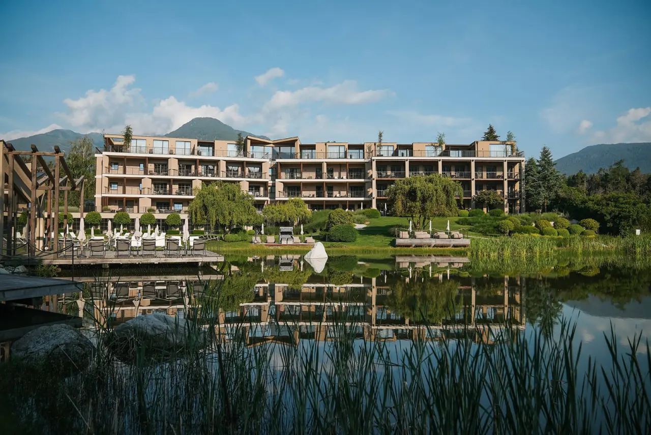 Hotel Seehof in Natz-Schabs – Außenansicht mit Naturteich und Bergpanorama | Wellnesshotel Südtirol
