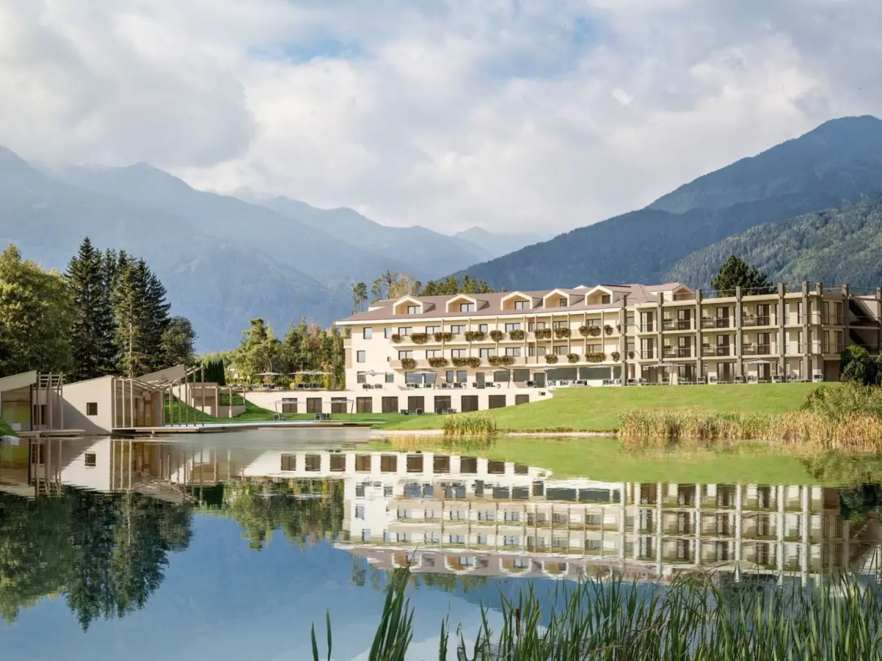 Hotel Seehof - nature retreat in Natz-Schabs – Außenansicht mit Spiegelung im Natursee | Wellnesshotel Südtirol