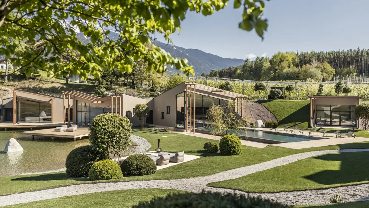 Hotel Seehof in Natz – Moderne Außenanlage mit Pool, Naturteich und Bergpanorama | Wellnesshotel Südtirol