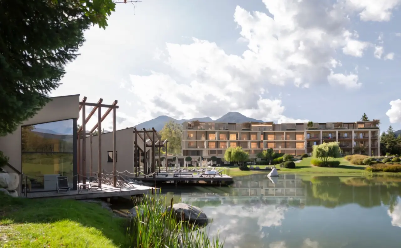 Hotel Seehof in Natz-Schabs – Außenansicht mit Natursee und Bergpanorama | Wellnesshotel Südtirol