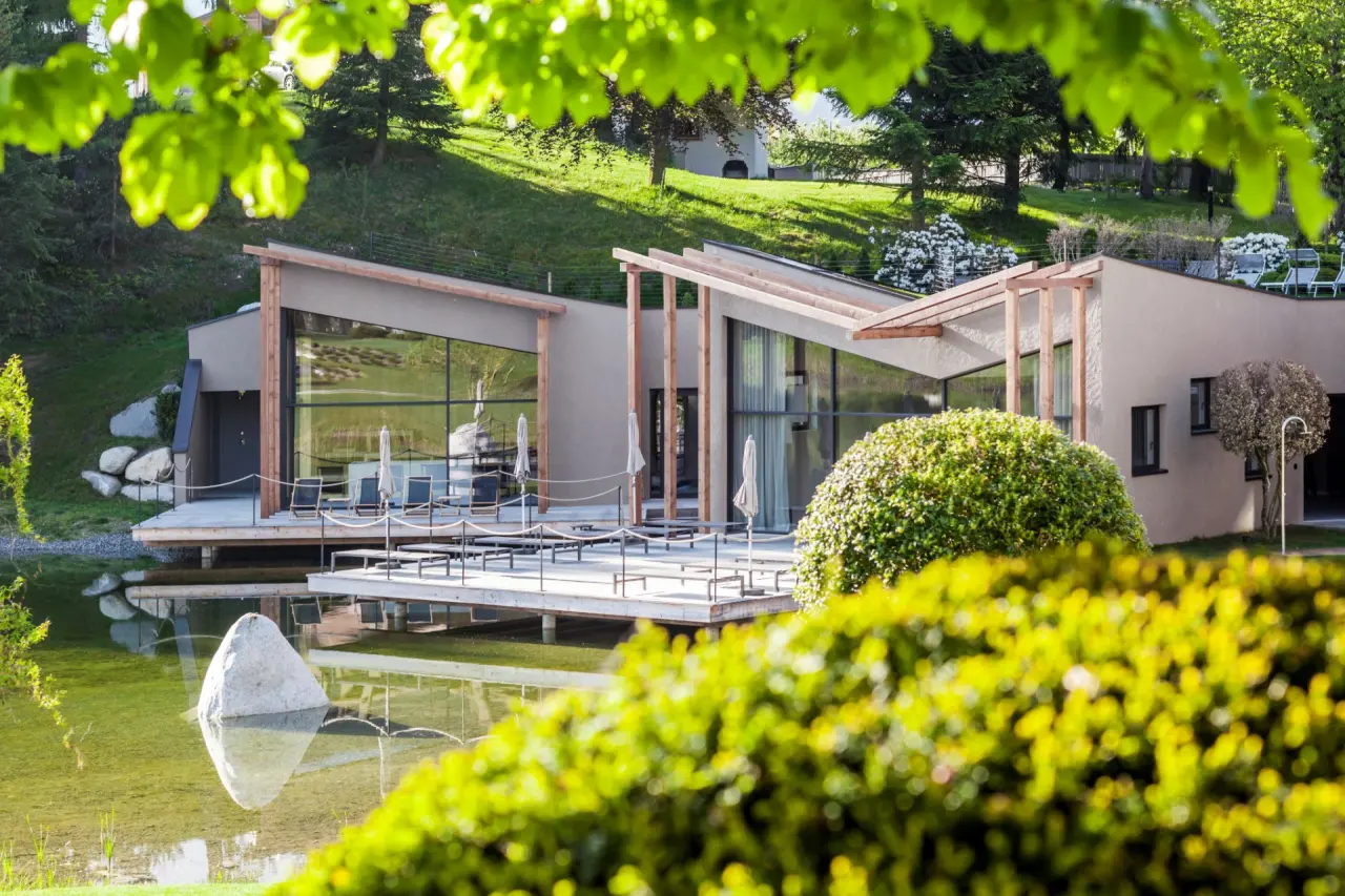 Hotel Seehof in Natz-Schabs – Moderne Spa-Pavillons am Natursee mit Liegeterrasse | Wellnesshotel Südtirol