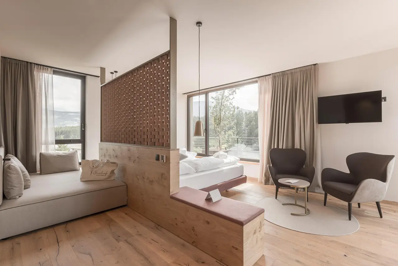 Hotel Seehof in Natz-Schabs – Helles Design-Zimmer mit Holzelementen und Naturblick | Wellnesshotel Südtirol