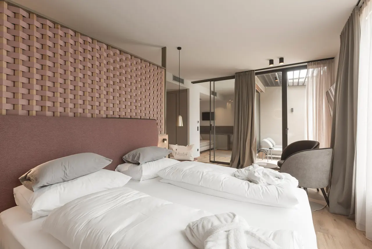 Hotel Seehof in Natz-Schabs – Modernes Design-Zimmer mit gemütlichem Doppelbett | Wellnesshotel Südtirol