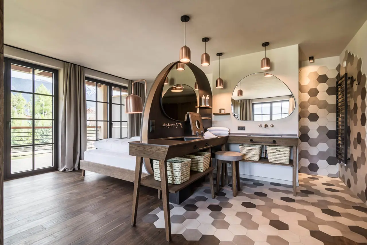 Hotel Seehof in Natz-Schabs – Modernes Hotelzimmer mit offenem Badbereich | Wellnesshotel Südtirol