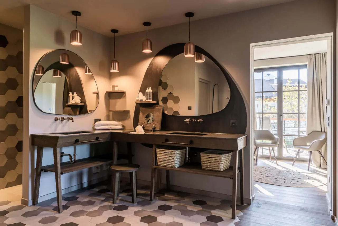 Hotel Seehof in Natz-Schabs – Modernes Badezimmer mit organischen Spiegeln und Holzwaschtisch | Wellnesshotel Südtirol