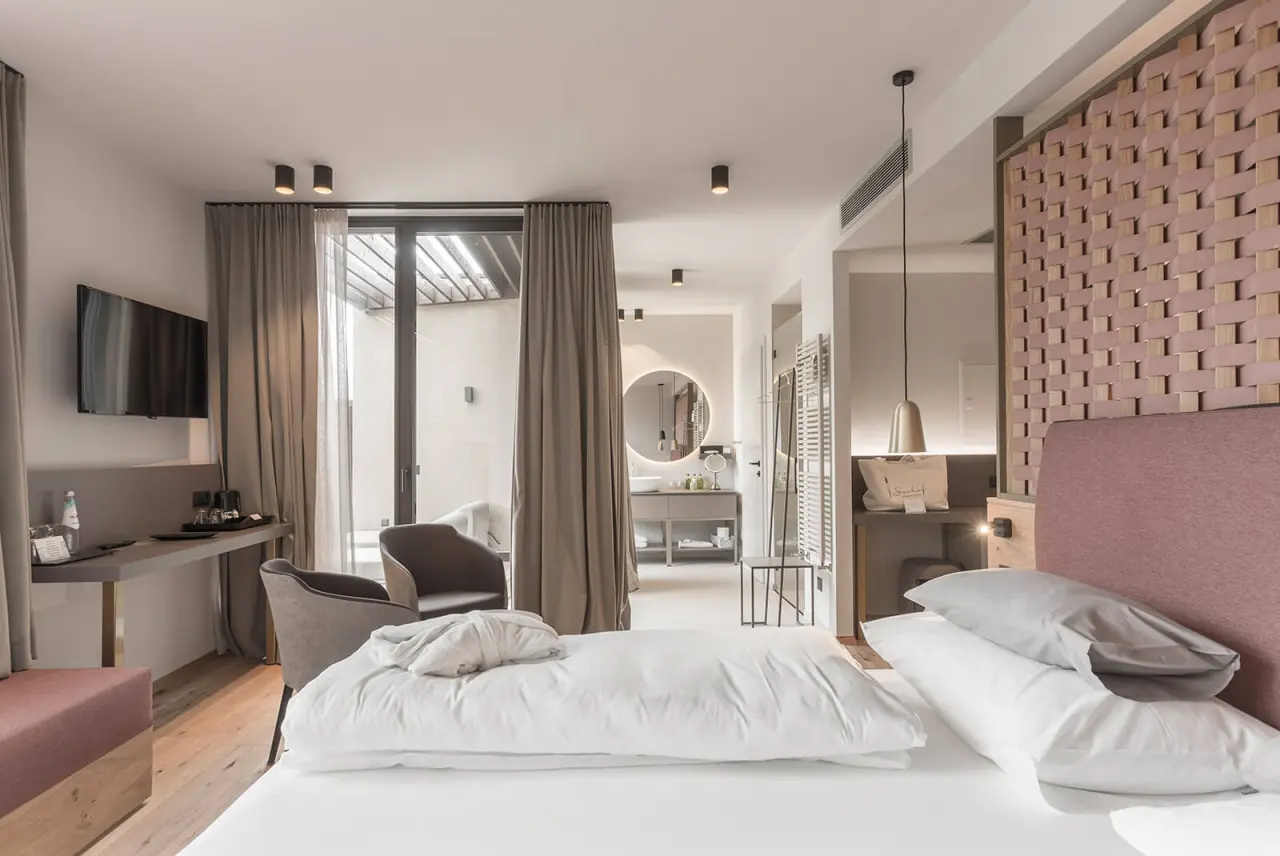 Hotel Seehof in Naz-Sciaves – Modernes Doppelzimmer mit Balkon und Bademantel | Wellnesshotel Südtirol