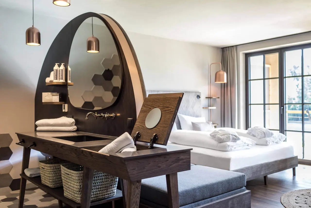 Hotel Seehof in Natz-Schabs – Modernes Doppelzimmer mit offenem Badbereich | Wellnesshotel Südtirol