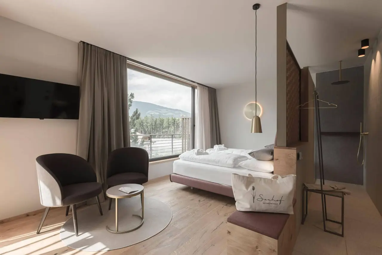 Hotel Seehof in Natz-Schabs – Modernes Doppelzimmer mit Panorama-Bergblick | Wellnesshotel Südtirol