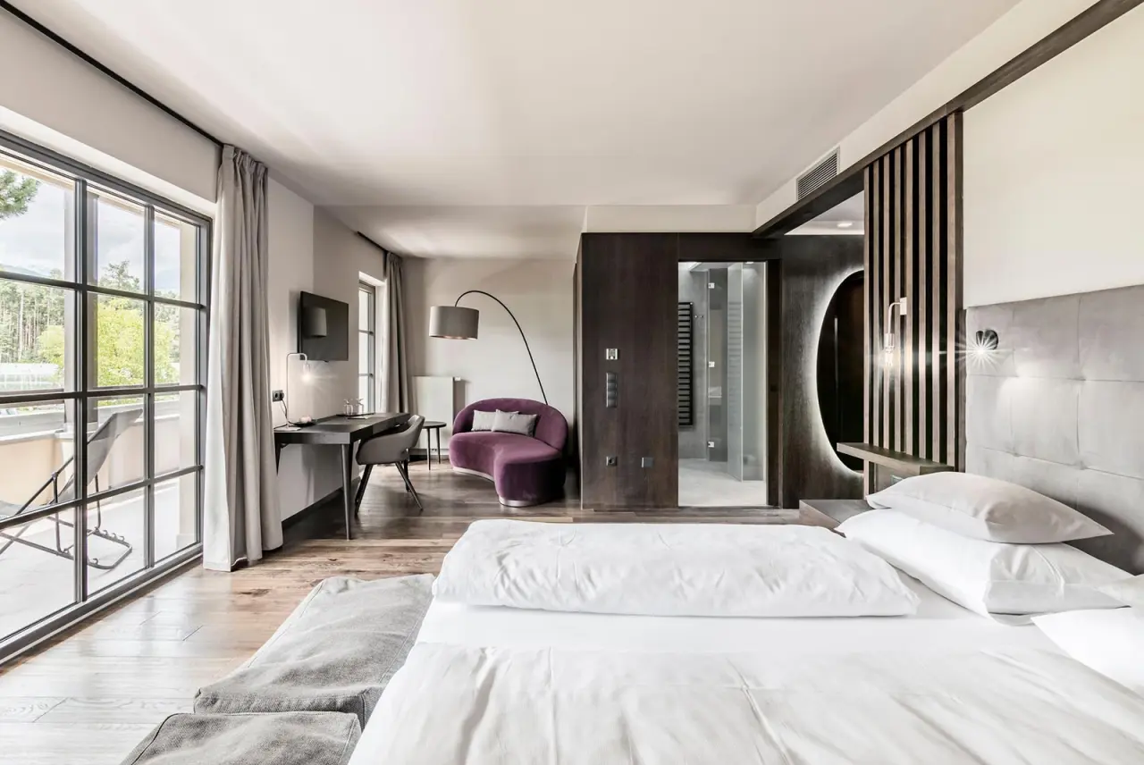 Hotel Seehof in Natz-Schabs – Modernes Doppelzimmer mit Balkon und Design-Möbeln | Wellnesshotel Südtirol