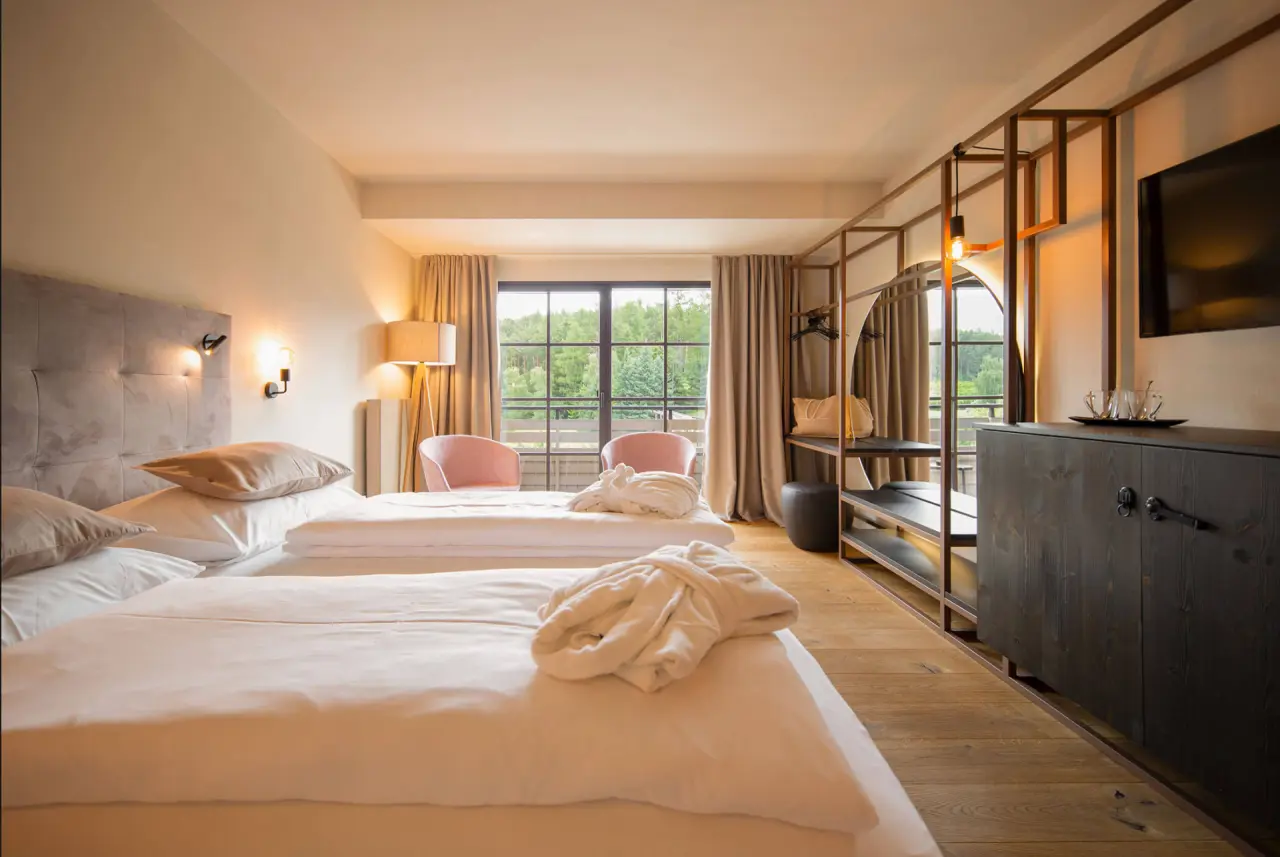 Hotel Seehof in Natz-Schabs – Modernes Doppelzimmer mit Balkonblick und Bademänteln | Wellnesshotel Südtirol