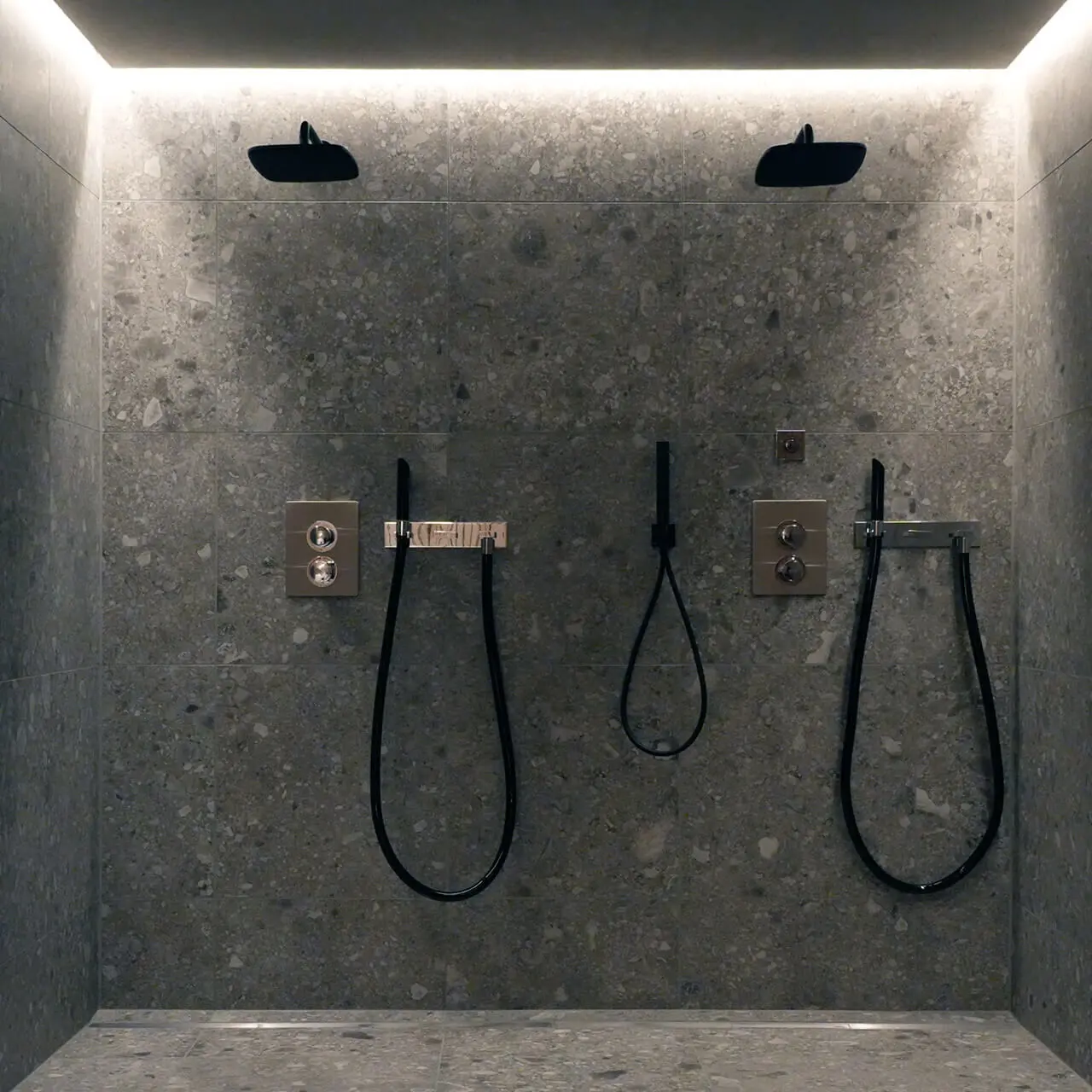 Moderne Duschkabine mit zwei Regenduschen und Handbrausen im Spa-Bereich des Tannenhof Sport & SPA.