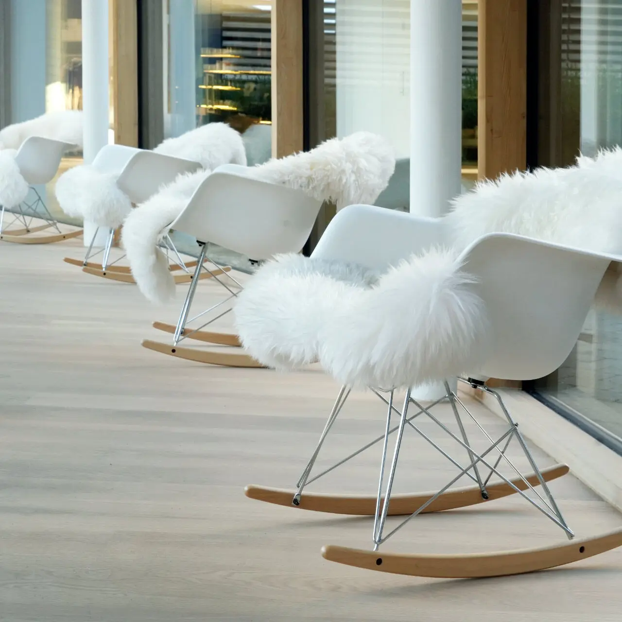 Moderne Schaukelstühle mit Schaffellauflagen im Entspannungsbereich des Tannenhof Sport & SPA.