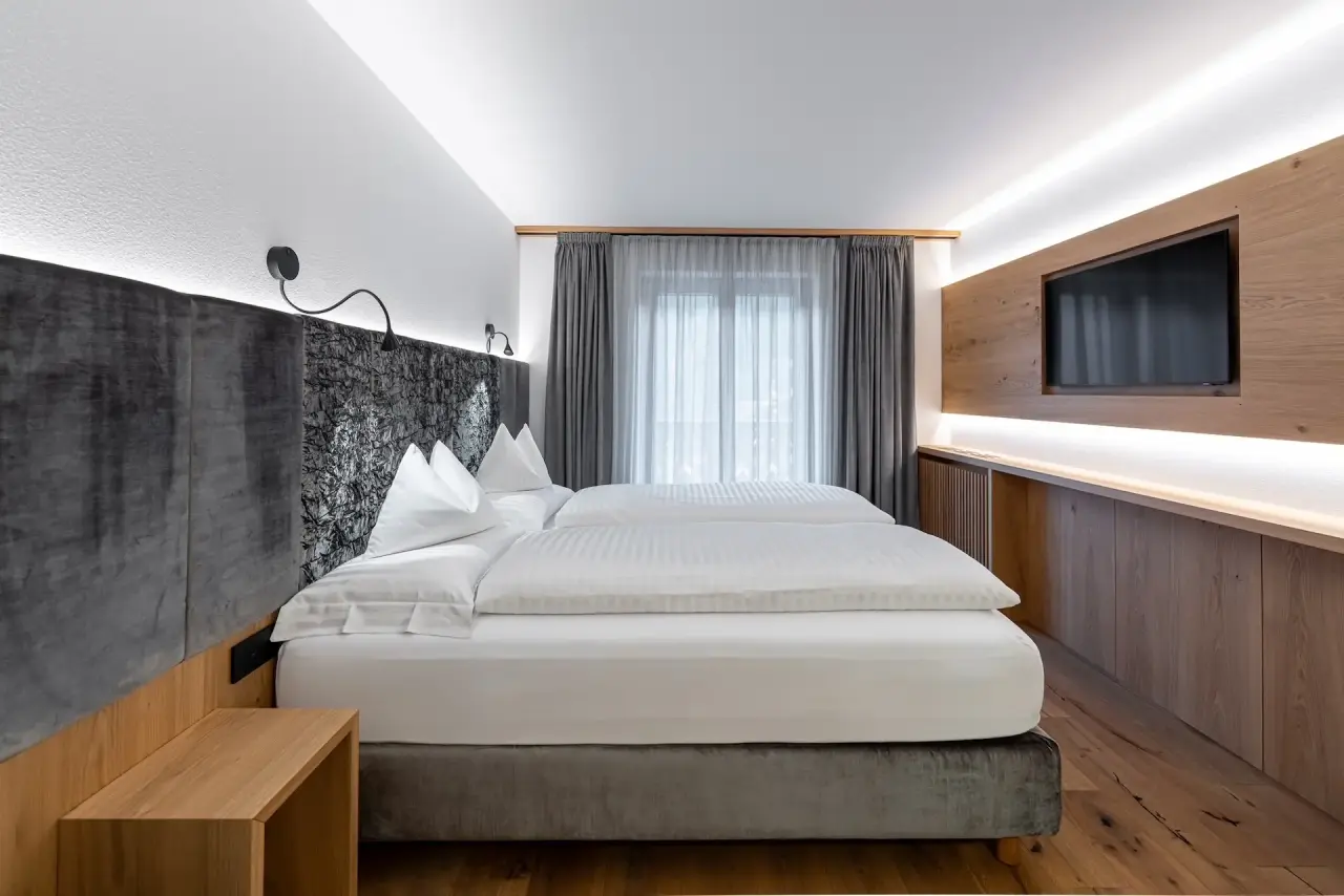 The Cacciatora Wellness & Beauty Hotel in Alba di Canazei – Modernes Doppelzimmer mit Holz | Wellnesshotel Fassatal