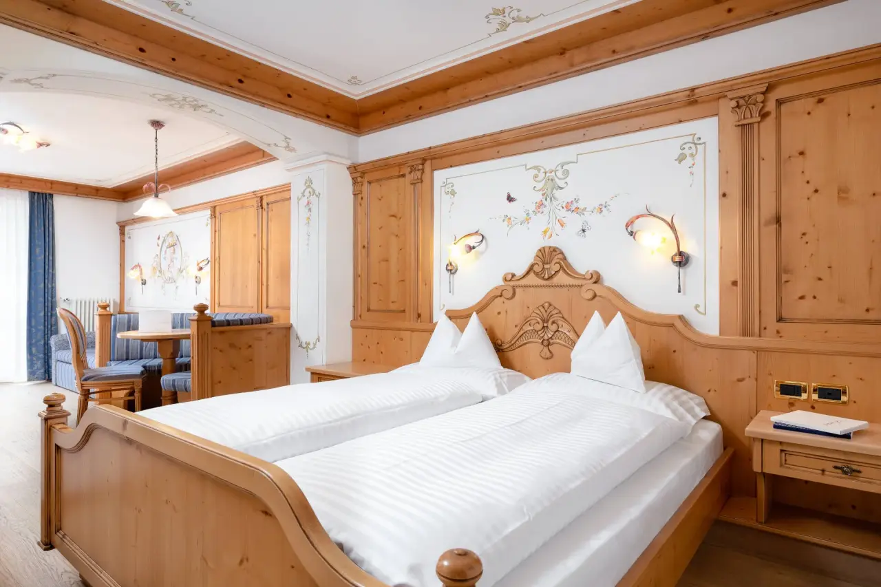 The Cacciatora Wellness & Beauty Hotel in Alba di Canazei – Traditionelles Doppelzimmer mit Holzdekor | Wellnesshotel Fassatal