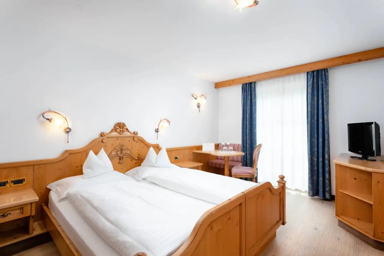 The Cacciatora Wellness & Beauty Hotel in Alba di Canazei – Doppelzimmer mit Holzmöbeln | Wellnesshotel Dolomiten