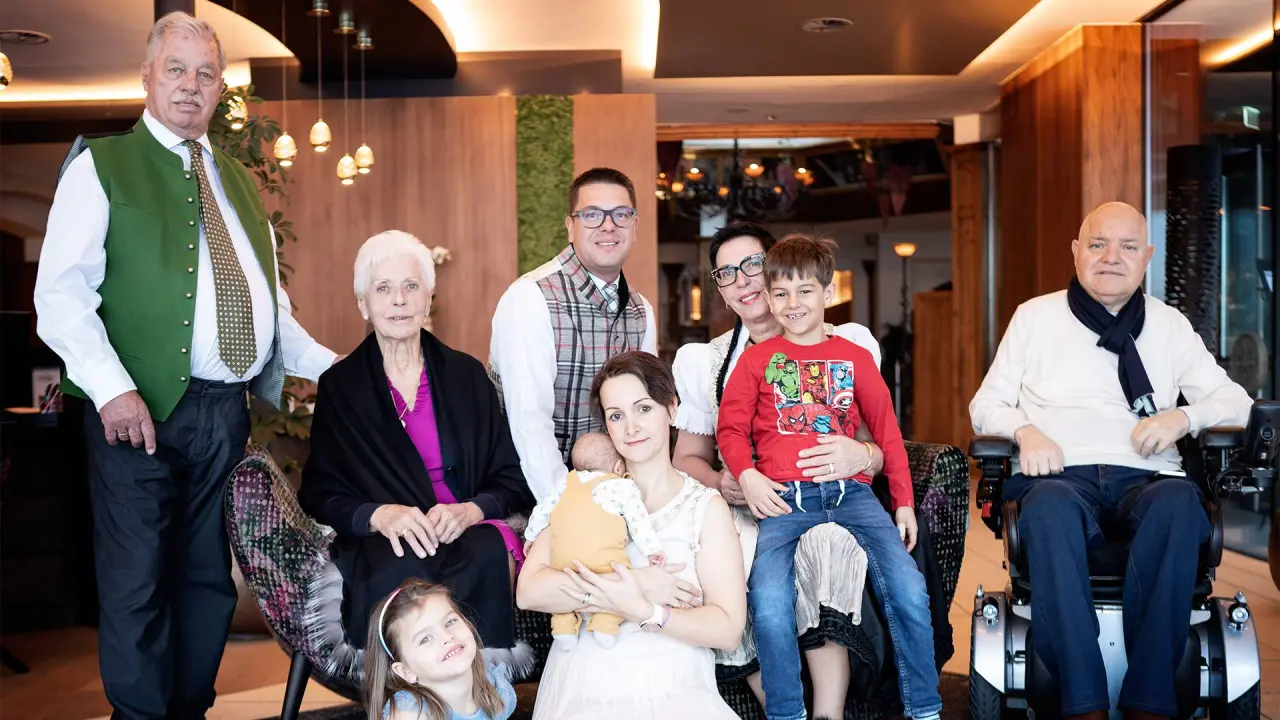 Familienporträt der Inhaberfamilie im Wellnesshotel Warther Hof.