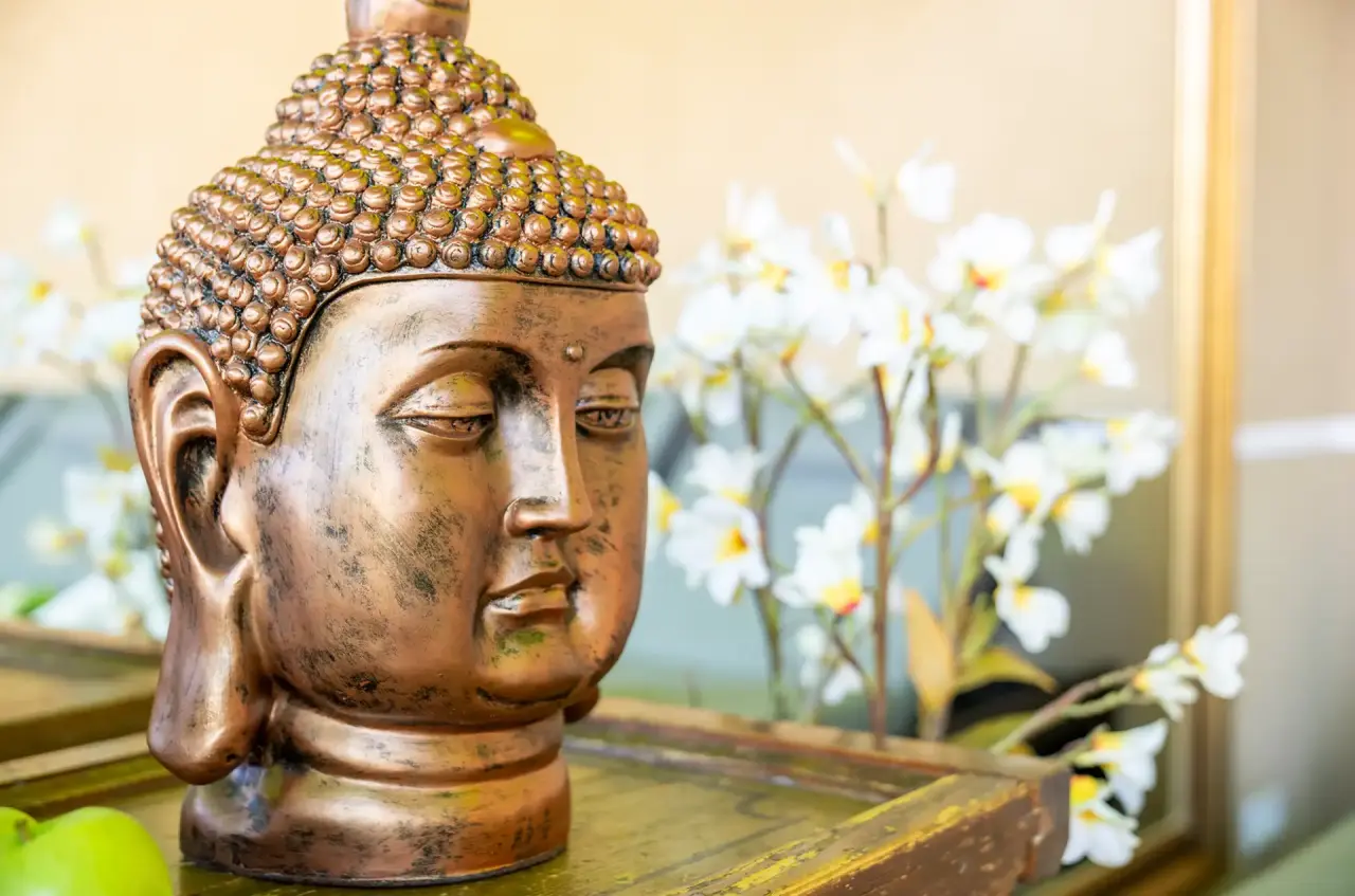 Buddha-Statue als Dekoration im Golf- & Alpin Wellness Resort Hotel Ludwig Royal, symbolisiert Ruhe und Entspannung.
