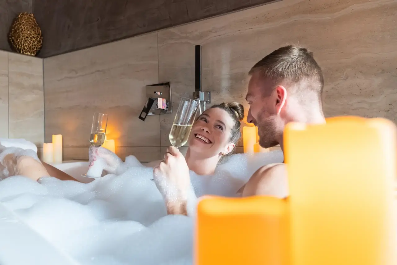 Romantisches Schaumbad für Paare mit Champagner im Golf- & Alpin Wellness Resort Hotel Ludwig Royal.