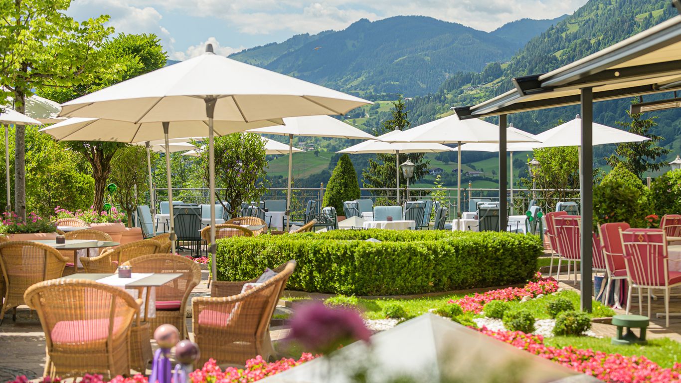 Alpines Lifestyle Hotel Tannenhof in St. Johann im Pongau – Sonnenterrasse mit Bergblick | Wellnesshotel Pongau