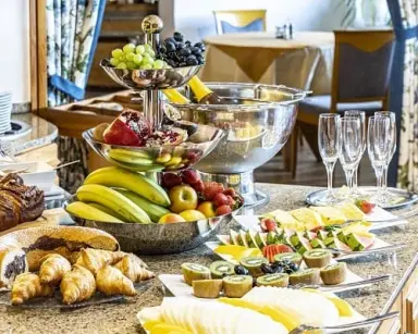 Reichhaltiges Frühstücksbuffet mit frischem Obst, Gebäck und Sekt im Hotel Käppelehof.