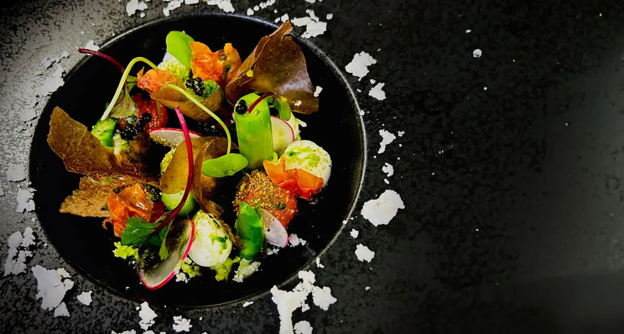 Exquisit angerichteter Vorspeisenteller mit frischen Zutaten im Restaurant von Brugger's Hotelpark am Titisee.