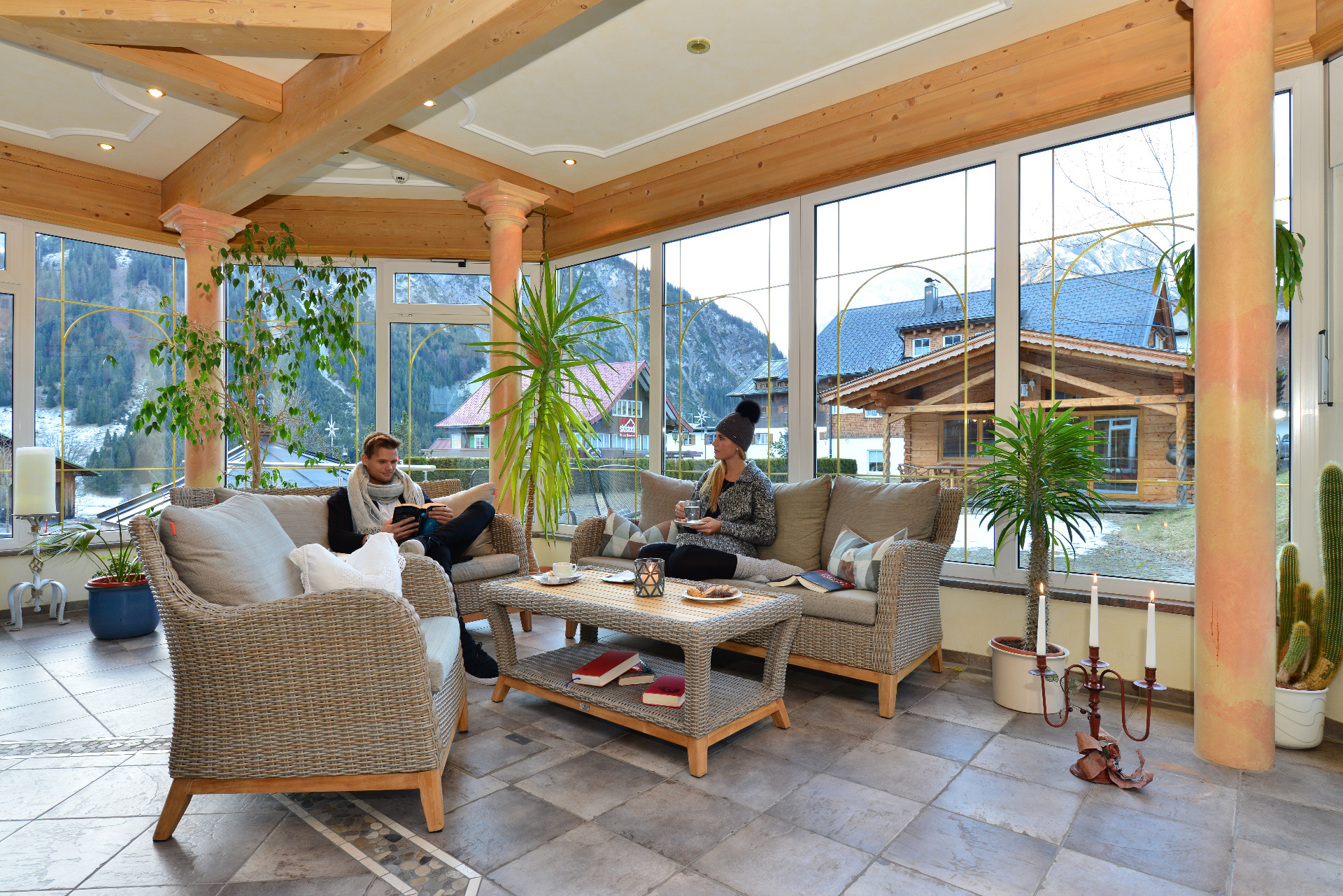 Hotel Alpenstüble in Mittelberg – Gemütliche Lounge mit Bergblick und entspannten Gästen | Wellnesshotel Alpen