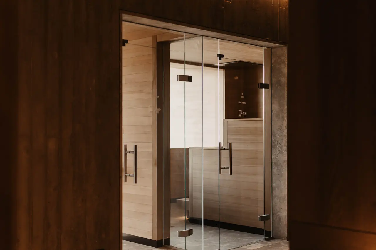 Moderne Bio-Sauna mit Glastür und Holzverkleidung im Wellnessbereich des Hotel Oberforsthof.