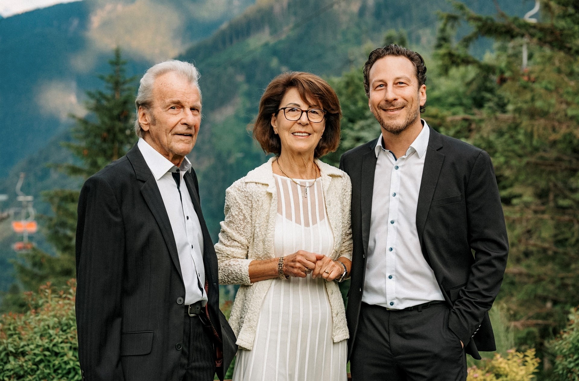 Alpinresort Schillerkopf in Bürserberg – Hoteliersfamilie vor alpiner Bergkulisse | Wellnesshotel Vorarlberg