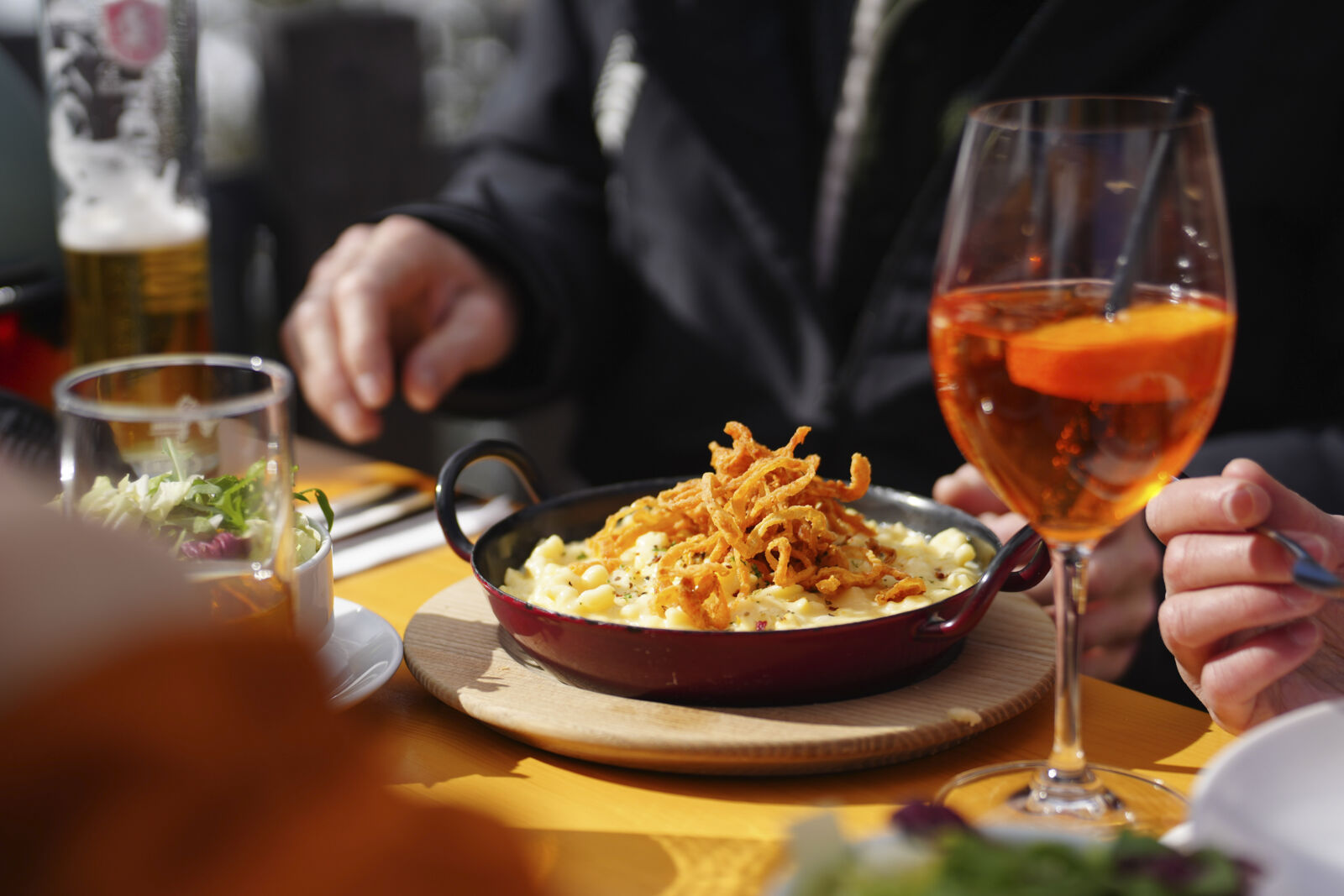 Alpinresort Schillerkopf in Bürserberg – Käsespätzle und Aperol Spritz auf der Sonnenterrasse | Wellnesshotel Vorarlberg