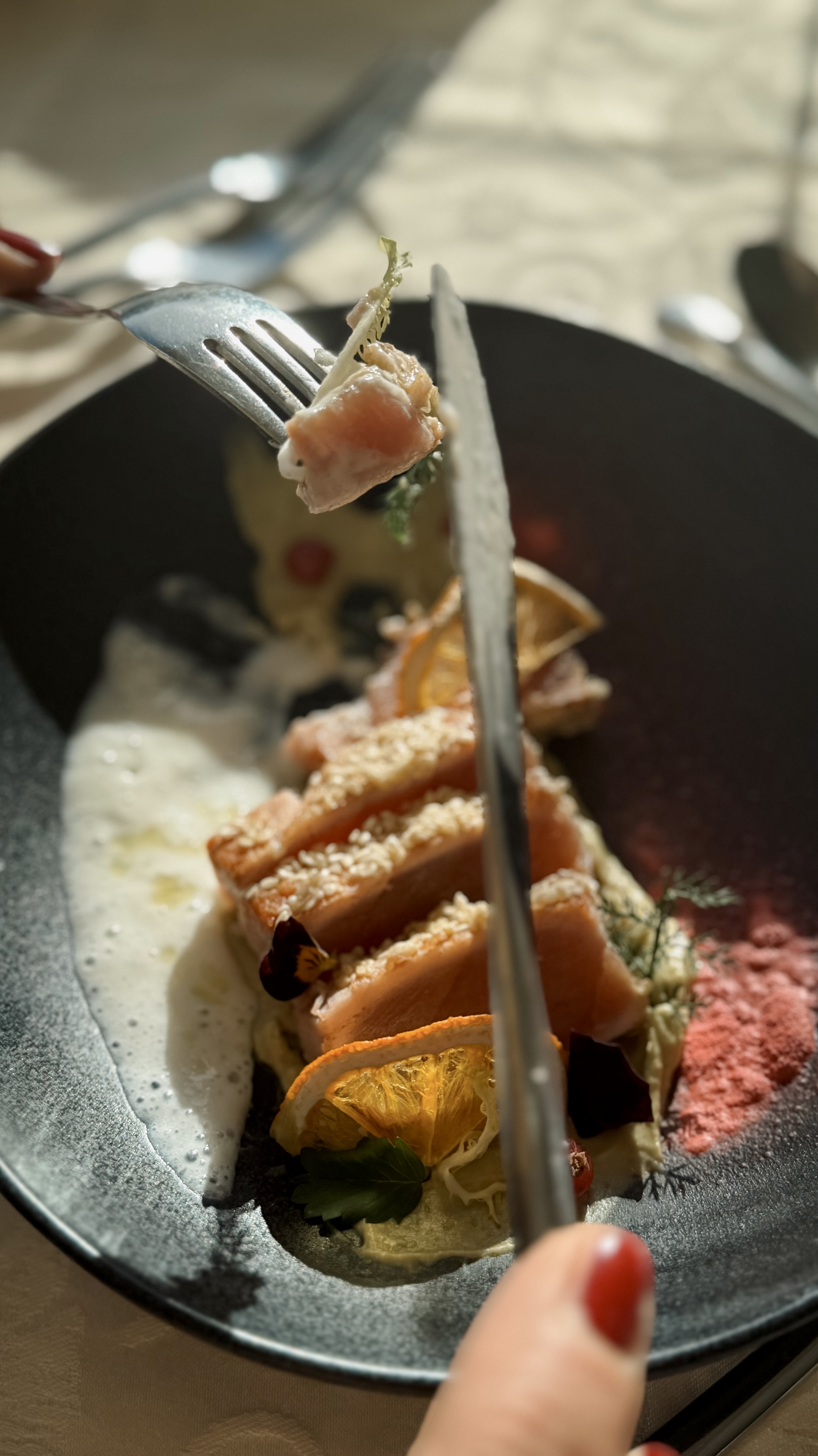 Alpinresort Schillerkopf in Bürserberg – Exquisiter Lachs auf einem Teller im Hotelrestaurant | Wellnesshotel Vorarlberg
