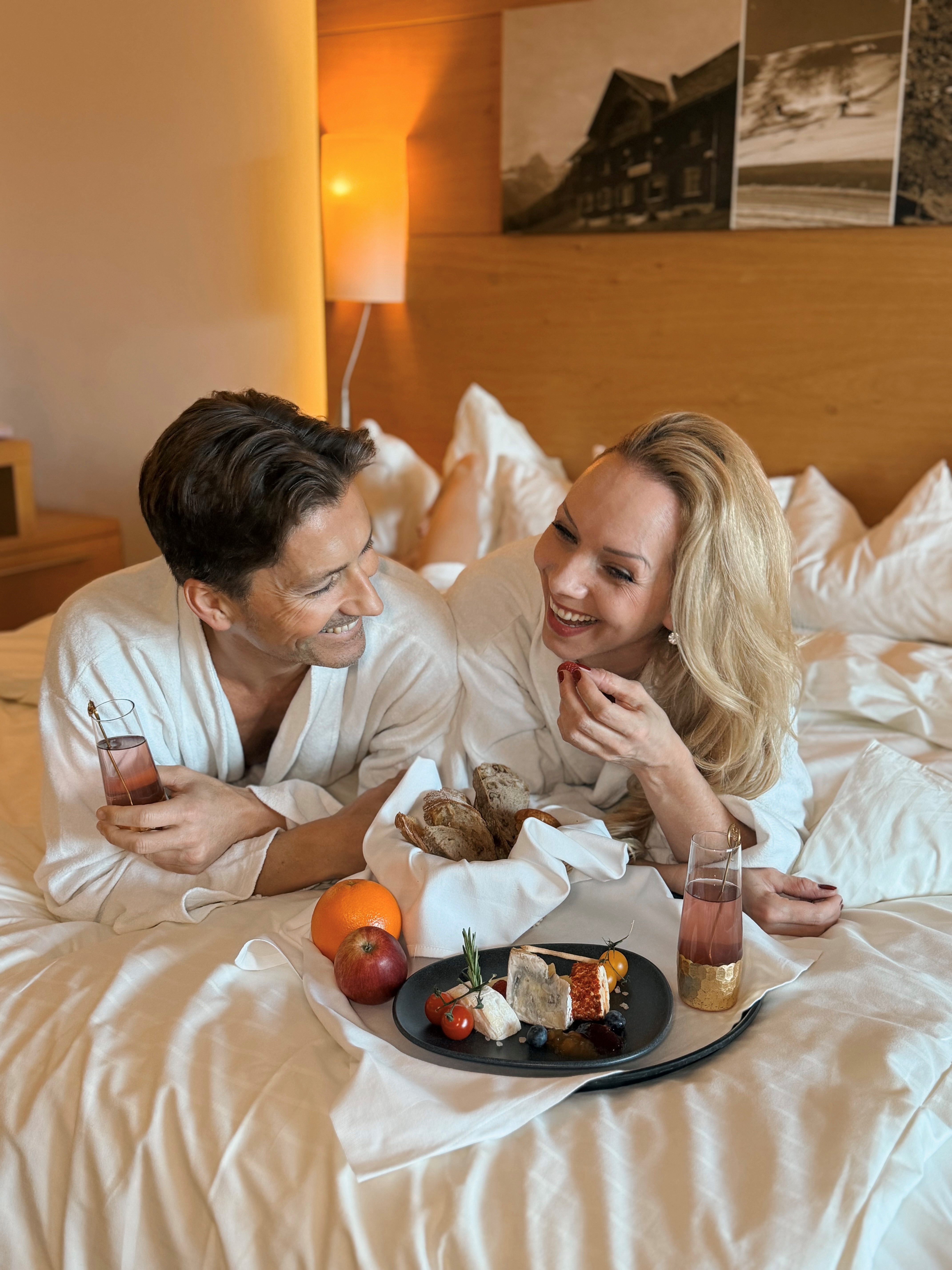 Alpinresort Schillerkopf in Bürserberg – Paar genießt Frühstück im gemütlichen Hotelzimmer | Wellnesshotel Vorarlberg