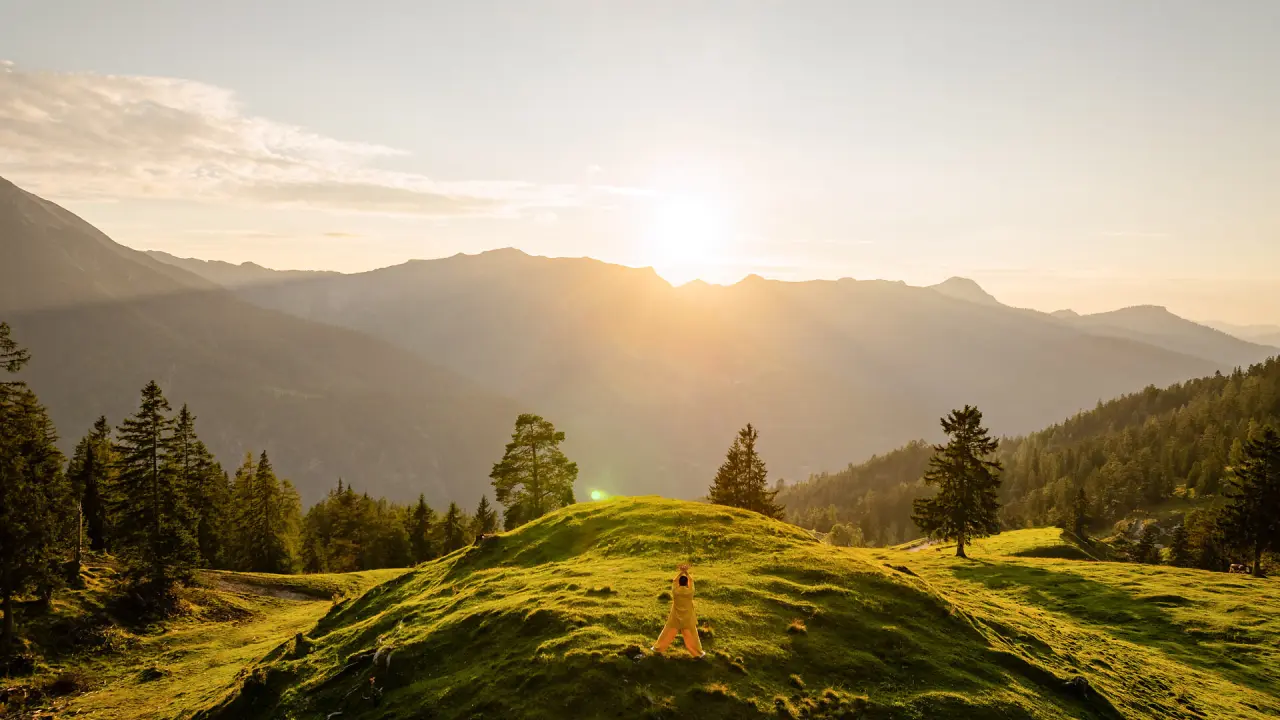 Yoga-Session bei Sonnenuntergang in den majestätischen Tiroler Alpen. Ein Moment der Ruhe und Wellness im Posthotel Achenkirch.