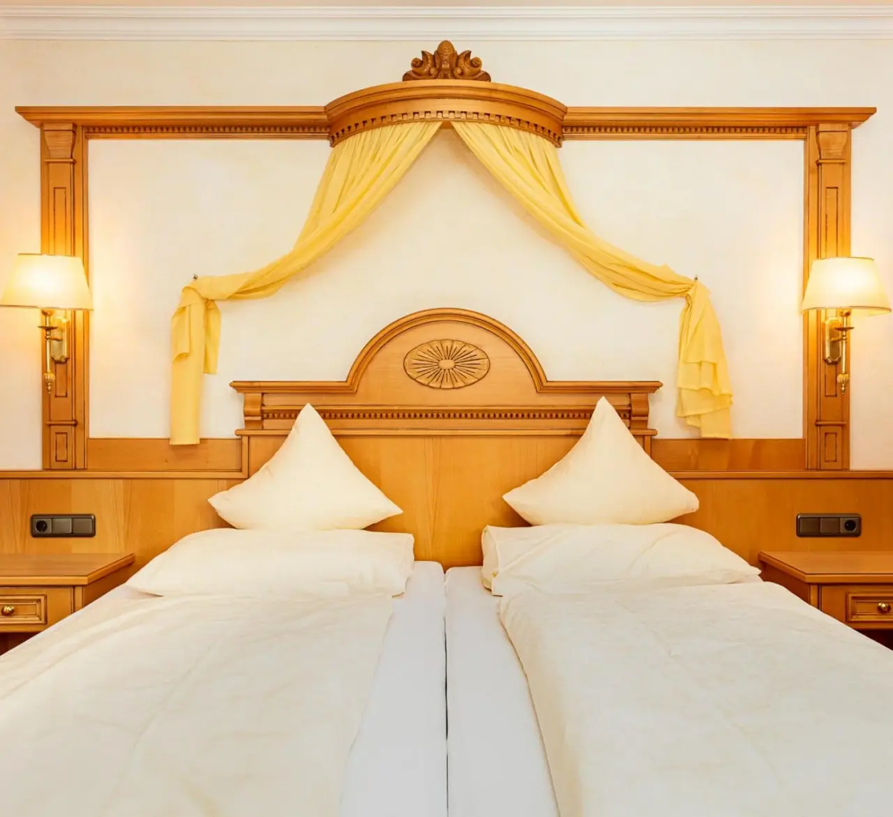 Gemütliches Doppelzimmer im traditionellen Stil mit Himmelbett und Holzelementen im Vitalhotel Berghof.