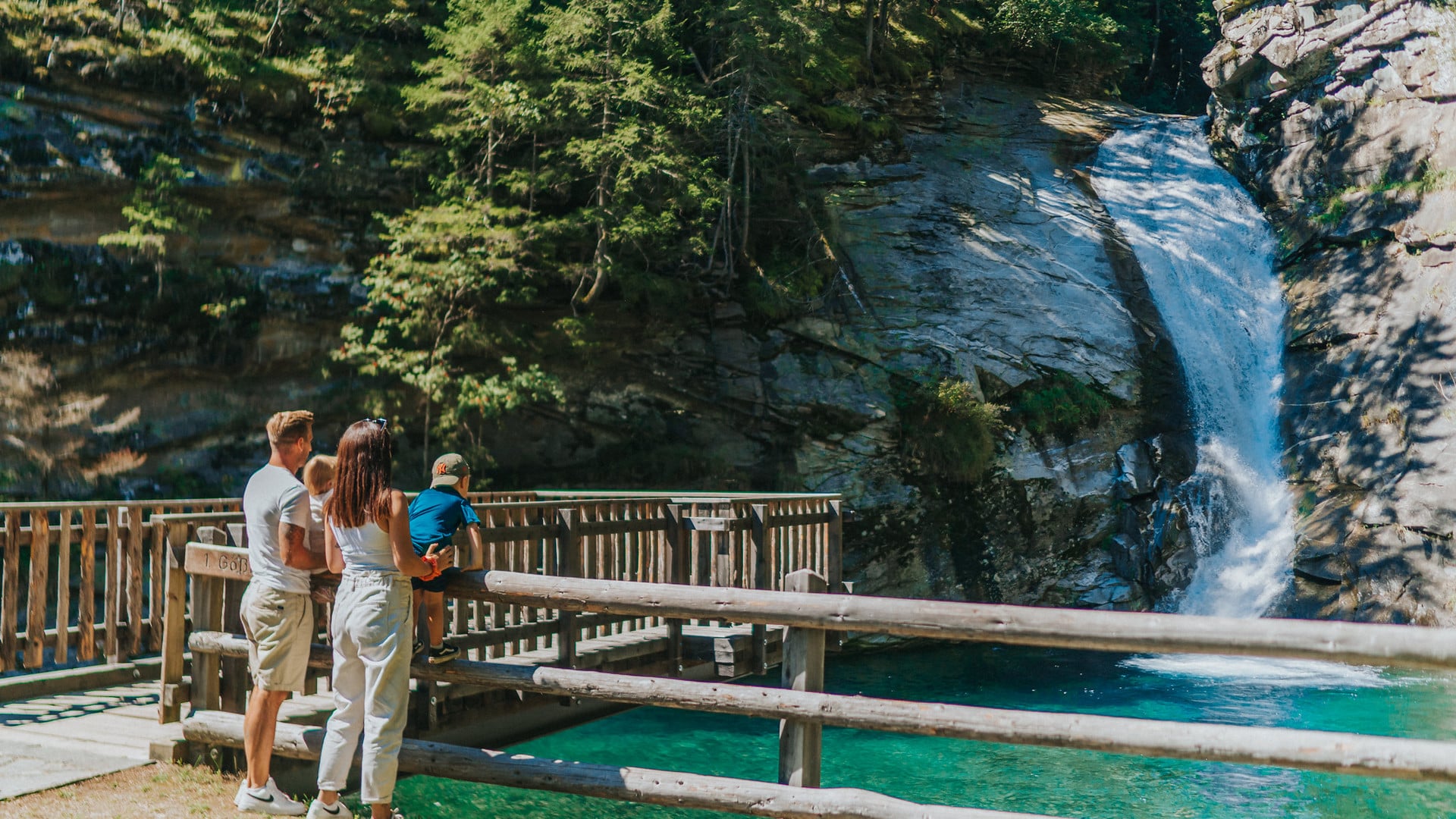 Wellnesshotel Eggerwirt in St. Michael – Familie bestaunt einen Wasserfall in der Natur | Wellnesshotel Lungau