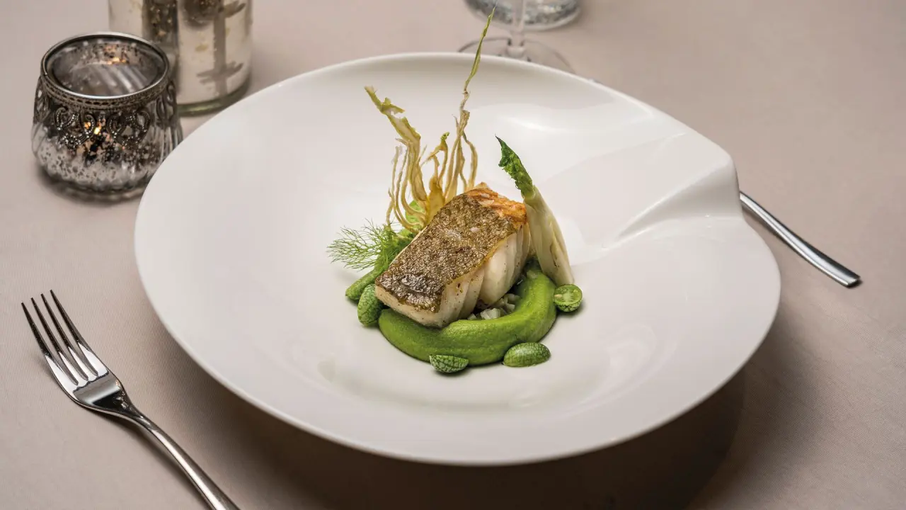 Exquisit angerichteter Fisch mit grünem Püree und Gemüse im Restaurant des Parkhotel Adler.