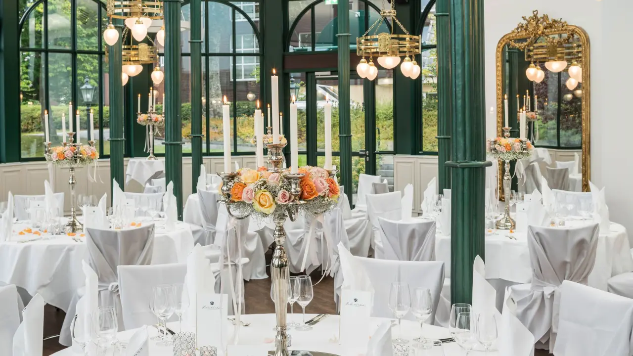Elegant gedeckter Festsaal oder Wintergarten im Parkhotel Adler mit Kerzenleuchtern und Blumendekoration für Anlässe.
