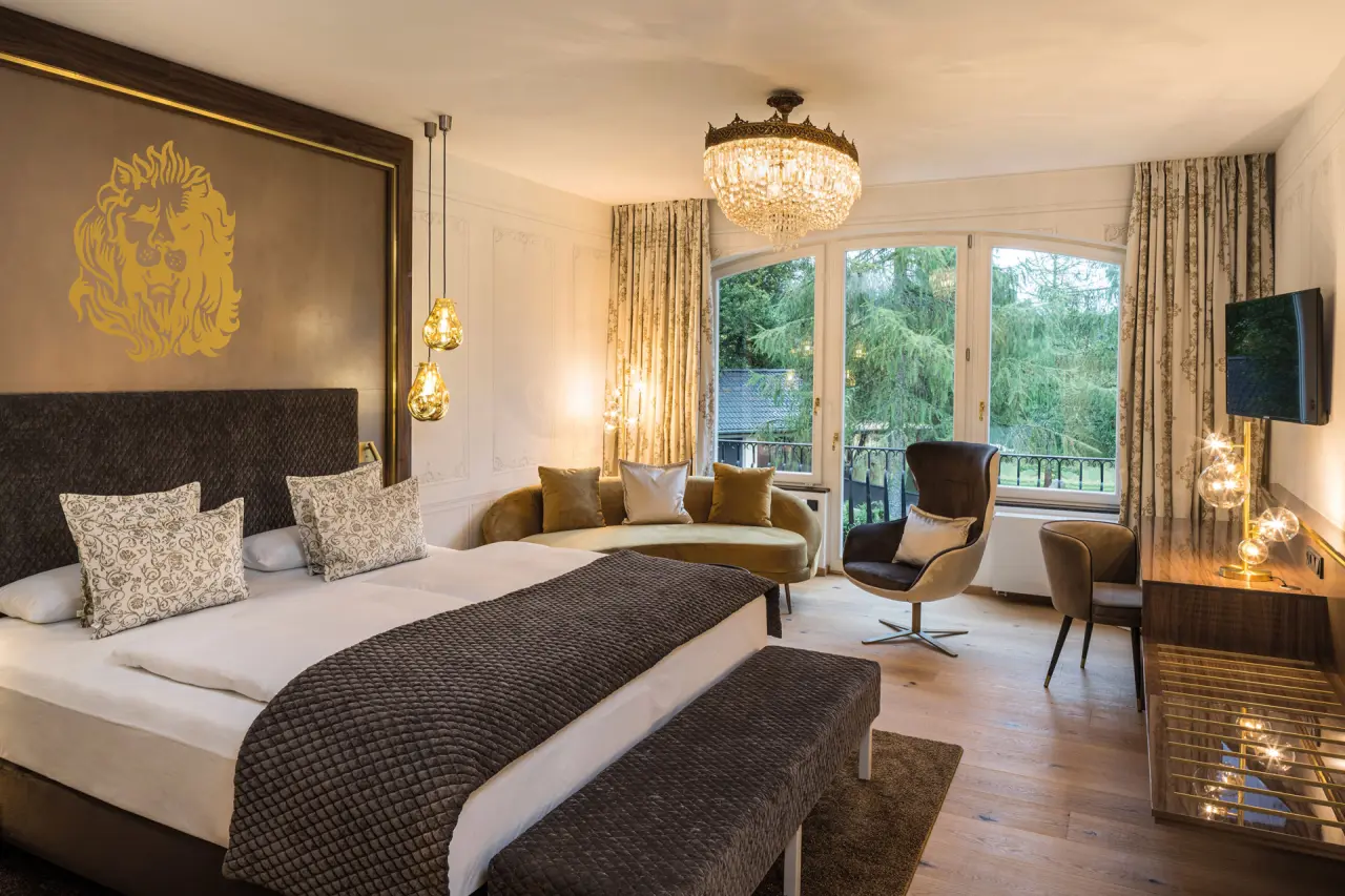 Luxuriöses Doppelzimmer mit elegantem Interieur und Blick ins Grüne im Parkhotel Adler.